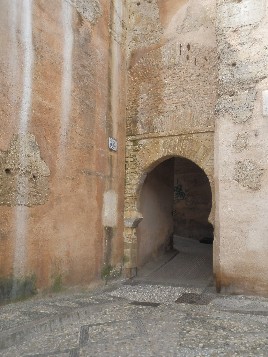 La puerta de la Pesas (S. XI-XII de estilo almorávide), es una de las siete puertas que poseyó el recinto amurallado de la Alcazaba Qadina (Vieja)